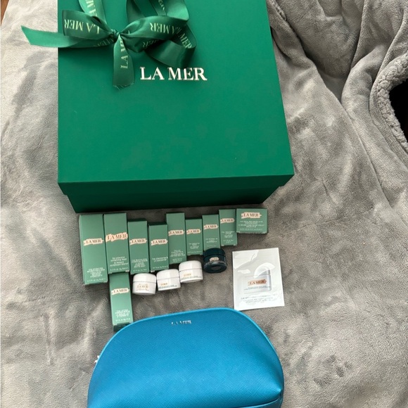 La Mer Skincare Collection with Green Box and Blue Pouch - Picture 1 of 8